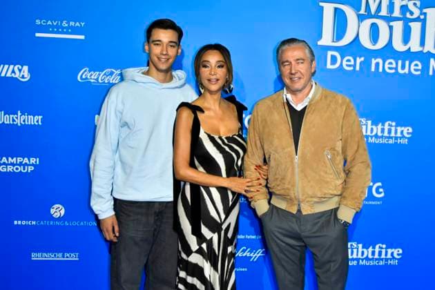 abb MtsDoubtfire- San Diego Verona Pooth Franjo Pooth Familie Sohn Vater Mutter zu Gast auf dem blauen Teppich bei der Premiere Mrs.Doubtfire Der Neue Musical Hit im Capitol Theater am 06.11.2025 in Duesseldorf NRW Deutschland