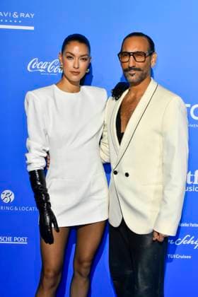 abb MtsDoubtfire- Rebecca Mir mit Massimo Sinato zu Gast auf dem blauen Teppich bei der Premiere Mrs.Doubtfire Der Neue Musical Hit im Capitol Theater am 06.11.2025 in Duesseldorf NRW Deutschland