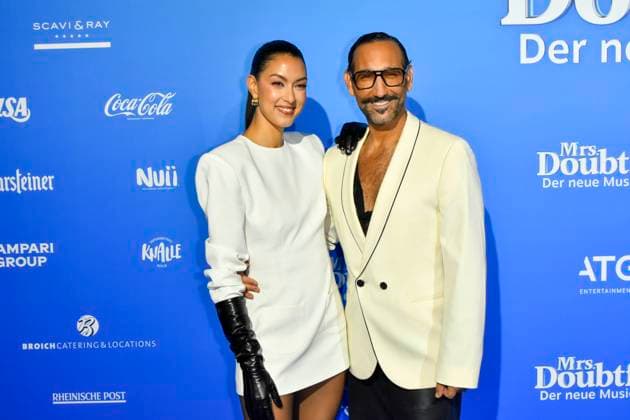 abb MtsDoubtfire- Rebecca Mir mit Massimo Sinato zu Gast auf dem blauen Teppich bei der Premiere Mrs.Doubtfire Der Neue Musical Hit im Capitol Theater am 06.11.2025 in Duesseldorf NRW Deutschland