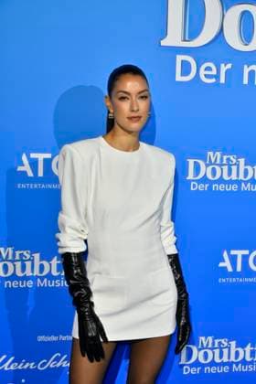 abb MtsDoubtfire- Rebecca Mir zu Gast auf dem blauen Teppich bei der Premiere Mrs.Doubtfire Der Neue Musical Hit im Capitol Theater am 06.11.2025 in Duesseldorf NRW Deutschland