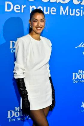 abb MtsDoubtfire- Rebecca Mir zu Gast auf dem blauen Teppich bei der Premiere Mrs.Doubtfire Der Neue Musical Hit im Capitol Theater am 06.11.2025 in Duesseldorf NRW Deutschland