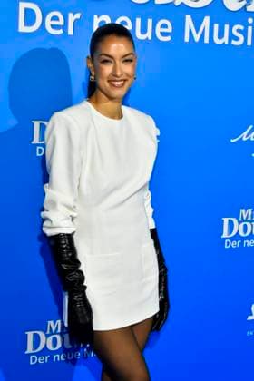 abb MtsDoubtfire- Rebecca Mir zu Gast auf dem blauen Teppich bei der Premiere Mrs.Doubtfire Der Neue Musical Hit im Capitol Theater am 06.11.2025 in Duesseldorf NRW Deutschland