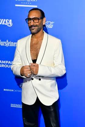 abb MtsDoubtfire- Massimo Sinato zu Gast auf dem blauen Teppich bei der Premiere Mrs.Doubtfire Der Neue Musical Hit im Capitol Theater am 06.11.2025 in Duesseldorf NRW Deutschland