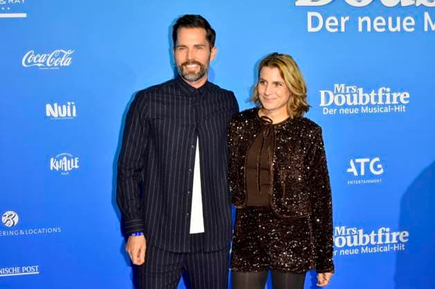 abb MtsDoubtfire- Matthias Gerigk, Diana Gerigk zu Gast auf dem blauen Teppich bei der Premiere Mrs.Doubtfire Der Neue Musical Hit im Capitol Theater am 06.11.2025 in Duesseldorf NRW Deutschland