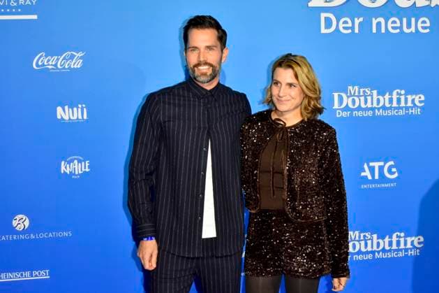 abb MtsDoubtfire- Matthias Gerigk, Diana Gerigk zu Gast auf dem blauen Teppich bei der Premiere Mrs.Doubtfire Der Neue Musical Hit im Capitol Theater am 06.11.2025 in Duesseldorf NRW Deutschland
