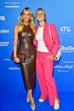 abb MtsDoubtfire- Annika Gassner mit Britta Heidemann zu Gast auf dem blauen Teppich bei der Premiere Mrs.Doubtfire Der Neue Musical Hit im Capitol Theater am 06.11.2025 in Duesseldorf NRW Deutschland