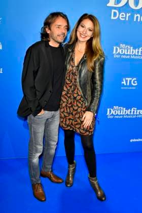 abb MtsDoubtfire- Mara Bergmann, Alexander Hoffmann zu Gast auf dem blauen Teppich bei der Premiere Mrs.Doubtfire Der Neue Musical Hit im Capitol Theater am 06.11.2025 in Duesseldorf NRW Deutschland