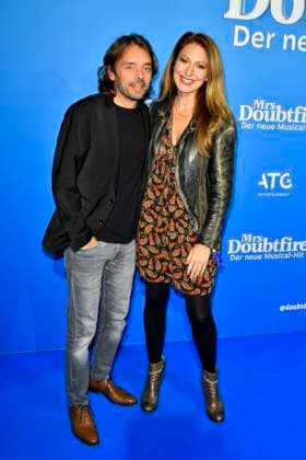 abb MtsDoubtfire- Mara Bergmann, Alexander Hoffmann zu Gast auf dem blauen Teppich bei der Premiere Mrs.Doubtfire Der Neue Musical Hit im Capitol Theater am 06.11.2025 in Duesseldorf NRW Deutschland