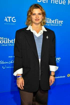 abb MtsDoubtfire- Sinje Irslinger Schauspielerin zu Gast auf der Party zu der Premiere Mrs.Doubtfire Der Neue Musical Hit im Capitol Theater am 06.11.2025 in Duesseldorf NRW Deutschland