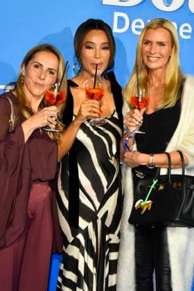 abb MtsDoubtfire- Verona Pooth mit Aperol Spritz und weiblicher Begleitung zu Gast auf der Party zu der Premiere Mrs.Doubtfire Der Neue Musical Hit im Capitol Theater am 06.11.2025 in Duesseldorf NRW Deutschland