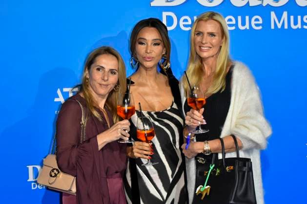abb MtsDoubtfire- Verona Pooth mit Aperol Spritz und weiblicher Begleitung zu Gast auf der Party zu der Premiere Mrs.Doubtfire Der Neue Musical Hit im Capitol Theater am 06.11.2025 in Duesseldorf NRW Deutschland