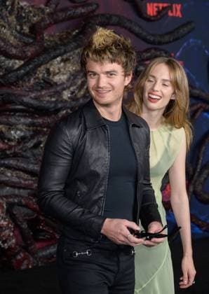 Stranger Things 5 Premiere - Los Angeles, USA LOS ANGELES, USA. November 06, 2025: Maya Hawke & Joe Keery at the premiere for Netflix s Stranger Things 5 at the TCL Chinese Theatre. Los Angeles CA USA  Copyright: xPaulxSmith Featureflashx