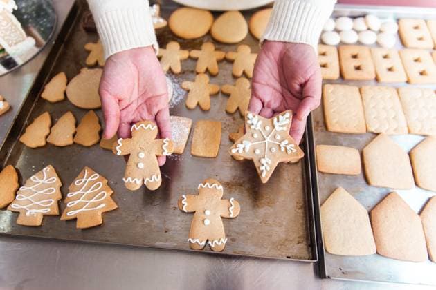 IMAGO Creative, Weihnachten, Food, Backen, Lebkuchen MR_ID31570_22817_PaolaCarolina.jpg, PR_ID31570_11773_PaolaChef.jpg A woman in Quito, Ecuador, is baking delicious Christmas sweets at home while filming her culinary creations. The festive cookies are beautifully decorated and freshly baked., Property released Model Released Cardellach_ID31570_1073499_020 Copyright: xCardellachx