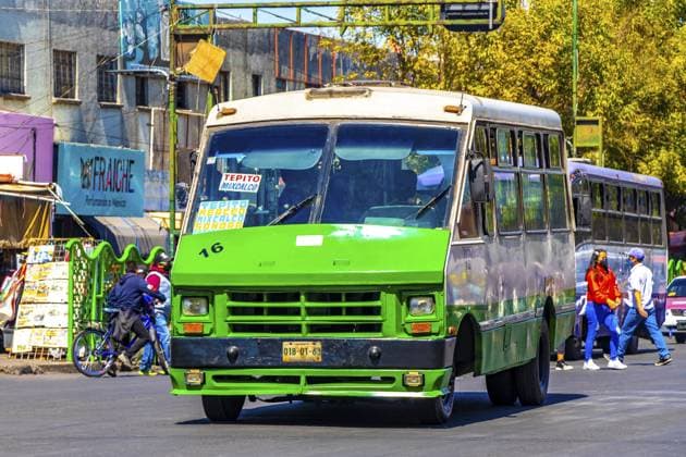 Centro Historico Mexiko Stadt Mexiko 14. Februar 2021 Grünes typisches Stadtbusfahrzeug im Centro Historico, Mexiko Stadt, Mexiko Centro Historico Mexico City Mexico 14. February 2021 Green typical city bus transportation vehicle in Centro Historico Mexico City Mexico Copyright: imageBROKER ArkadijxSchell ibliqx15493482.jpg