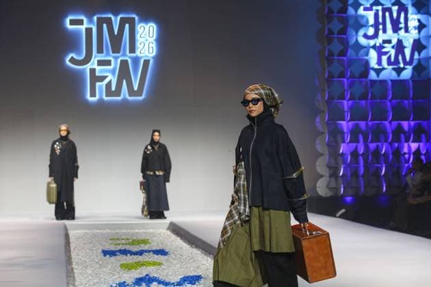 Jakarta Muslim Fashion Week in Indonesia JAKARTA, INDONESIA - NOVEMBER 7 : Models present creations by Islamic Fashion Institute during the Jakarta Muslim Fashion Week (JMFW) in Jakarta, Indonesia on November 7, 2025. Featuring hundreds of works by Indonesian designers under the theme Essential Lab: Crafting the Future of Modest Fashion for Every Lifestyle, the event aims to promote Indonesian modest fashion to the global market Agoes Rudianto Anadolu Jakarta Indonesia. Editorial use only. Please get in touch for any other usage.  Copyright: x2025xAnadoluxAgoesxRudiantox