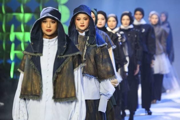 Jakarta Muslim Fashion Week in Indonesia JAKARTA, INDONESIA - NOVEMBER 7 : Models present creations by Islamic Fashion Institute during the Jakarta Muslim Fashion Week (JMFW) in Jakarta, Indonesia on November 7, 2025. Featuring hundreds of works by Indonesian designers under the theme Essential Lab: Crafting the Future of Modest Fashion for Every Lifestyle, the event aims to promote Indonesian modest fashion to the global market Agoes Rudianto Anadolu Jakarta Indonesia. Editorial use only. Please get in touch for any other usage.  Copyright: x2025xAnadoluxAgoesxRudiantox