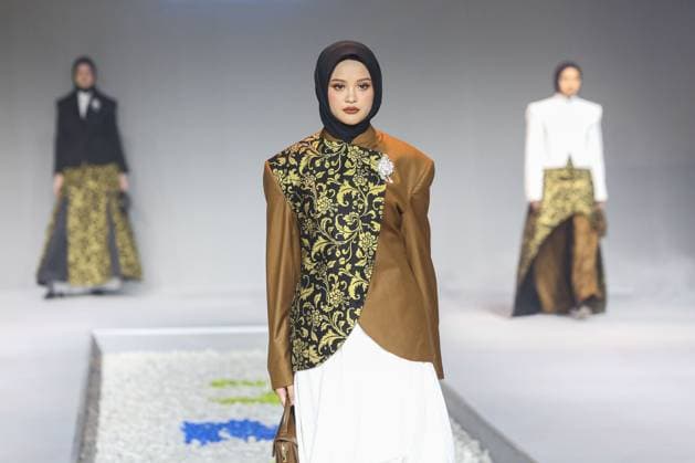 Jakarta Muslim Fashion Week in Indonesia JAKARTA, INDONESIA - NOVEMBER 7 : Models present creations by Islamic Fashion Institute during the Jakarta Muslim Fashion Week (JMFW) in Jakarta, Indonesia on November 7, 2025. Featuring hundreds of works by Indonesian designers under the theme Essential Lab: Crafting the Future of Modest Fashion for Every Lifestyle, the event aims to promote Indonesian modest fashion to the global market Agoes Rudianto Anadolu Jakarta Indonesia. Editorial use only. Please get in touch for any other usage.  Copyright: x2025xAnadoluxAgoesxRudiantox