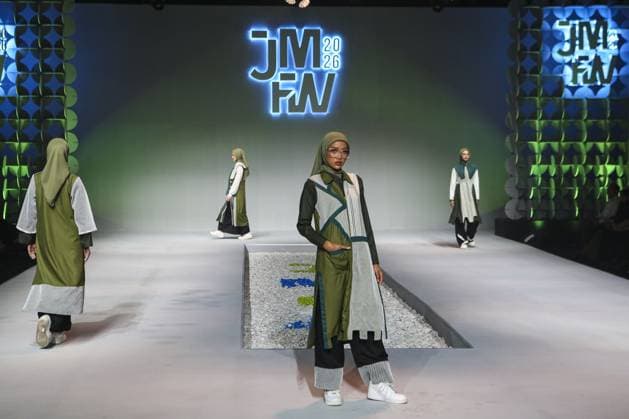 Jakarta Muslim Fashion Week in Indonesia JAKARTA, INDONESIA - NOVEMBER 7 : Models present creations by Islamic Fashion Institute during the Jakarta Muslim Fashion Week (JMFW) in Jakarta, Indonesia on November 7, 2025. Featuring hundreds of works by Indonesian designers under the theme Essential Lab: Crafting the Future of Modest Fashion for Every Lifestyle, the event aims to promote Indonesian modest fashion to the global market Agoes Rudianto Anadolu Jakarta Indonesia. Editorial use only. Please get in touch for any other usage.  Copyright: x2025xAnadoluxAgoesxRudiantox