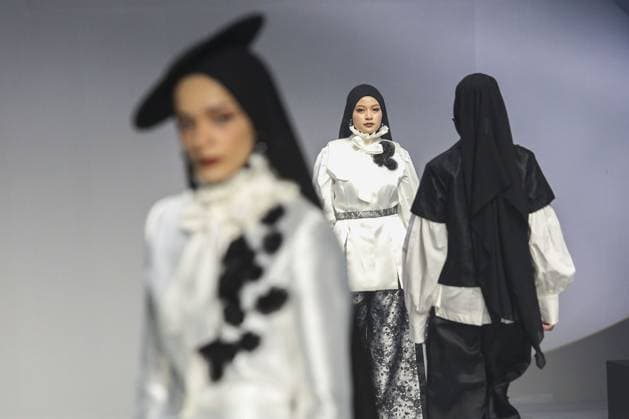 Jakarta Muslim Fashion Week in Indonesia JAKARTA, INDONESIA - NOVEMBER 7 : Models present creations by Islamic Fashion Institute during the Jakarta Muslim Fashion Week (JMFW) in Jakarta, Indonesia on November 7, 2025. Featuring hundreds of works by Indonesian designers under the theme Essential Lab: Crafting the Future of Modest Fashion for Every Lifestyle, the event aims to promote Indonesian modest fashion to the global market Agoes Rudianto Anadolu Jakarta Indonesia. Editorial use only. Please get in touch for any other usage.  Copyright: x2025xAnadoluxAgoesxRudiantox
