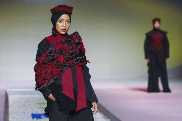Jakarta Muslim Fashion Week in Indonesia JAKARTA, INDONESIA - NOVEMBER 7 : Models present creations by Islamic Fashion Institute during the Jakarta Muslim Fashion Week (JMFW) in Jakarta, Indonesia on November 7, 2025. Featuring hundreds of works by Indonesian designers under the theme Essential Lab: Crafting the Future of Modest Fashion for Every Lifestyle, the event aims to promote Indonesian modest fashion to the global market Agoes Rudianto Anadolu Jakarta Indonesia. Editorial use only. Please get in touch for any other usage.  Copyright: x2025xAnadoluxAgoesxRudiantox