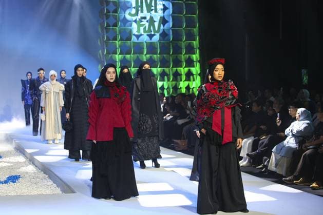Jakarta Muslim Fashion Week in Indonesia JAKARTA, INDONESIA - NOVEMBER 7 : Models present creations by Islamic Fashion Institute during the Jakarta Muslim Fashion Week (JMFW) in Jakarta, Indonesia on November 7, 2025. Featuring hundreds of works by Indonesian designers under the theme Essential Lab: Crafting the Future of Modest Fashion for Every Lifestyle, the event aims to promote Indonesian modest fashion to the global market Agoes Rudianto Anadolu Jakarta Indonesia. Editorial use only. Please get in touch for any other usage.  Copyright: x2025xAnadoluxAgoesxRudiantox