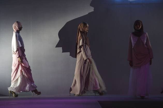 Jakarta Muslim Fashion Week in Indonesia JAKARTA, INDONESIA - NOVEMBER 7 : Models present creations by Islamic Fashion Institute during the Jakarta Muslim Fashion Week (JMFW) in Jakarta, Indonesia on November 7, 2025. Featuring hundreds of works by Indonesian designers under the theme Essential Lab: Crafting the Future of Modest Fashion for Every Lifestyle, the event aims to promote Indonesian modest fashion to the global market Agoes Rudianto Anadolu Jakarta Indonesia. Editorial use only. Please get in touch for any other usage.  Copyright: x2025xAnadoluxAgoesxRudiantox