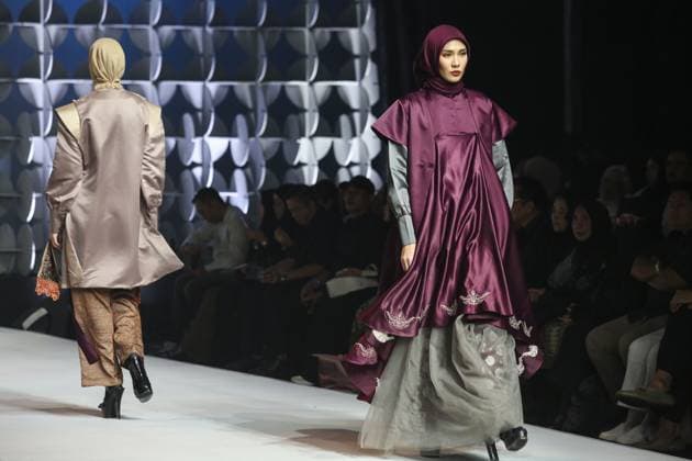 Jakarta Muslim Fashion Week in Indonesia JAKARTA, INDONESIA - NOVEMBER 7 : Models present creations by Islamic Fashion Institute during the Jakarta Muslim Fashion Week (JMFW) in Jakarta, Indonesia on November 7, 2025. Featuring hundreds of works by Indonesian designers under the theme Essential Lab: Crafting the Future of Modest Fashion for Every Lifestyle, the event aims to promote Indonesian modest fashion to the global market Agoes Rudianto Anadolu Jakarta Indonesia. Editorial use only. Please get in touch for any other usage.  Copyright: x2025xAnadoluxAgoesxRudiantox