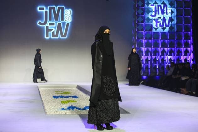 Jakarta Muslim Fashion Week in Indonesia JAKARTA, INDONESIA - NOVEMBER 7 : Models present creations by Islamic Fashion Institute during the Jakarta Muslim Fashion Week (JMFW) in Jakarta, Indonesia on November 7, 2025. Featuring hundreds of works by Indonesian designers under the theme Essential Lab: Crafting the Future of Modest Fashion for Every Lifestyle, the event aims to promote Indonesian modest fashion to the global market Agoes Rudianto Anadolu Jakarta Indonesia. Editorial use only. Please get in touch for any other usage.  Copyright: x2025xAnadoluxAgoesxRudiantox