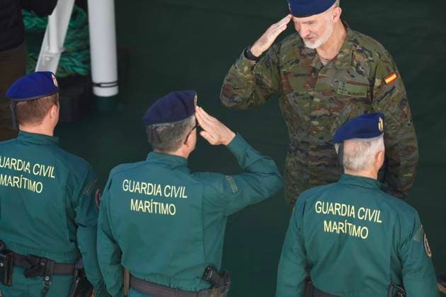 The King visits the Maritime Service Unit of the Civil Guard in the Cadiz Free Trade Zone King Felipe VI greets aboard the new multipurpose ocean-going vessel of the Duque de Ahumada Corps On November 7, 2025, in Cadiz Andalusia, Spain King Felipe VI visits this Friday in Cadiz the Training and Doctrine Unit of the Maritime Service of the Civil Guard, a training center for specialties in the field of the sea, In addition, he also visits the new multipurpose ocean-going vessel of the Duque de Ahumada Corps, which has recently joined the Maritime Service of the Civil Guard for the prevention of cross-border crime, maritime security and against irregular migration and drug trafficking, among other missions 07 NOVEMBER 2025 Cadiz Anadalucia Ca  Copyright: xNachoxFradex 7083068