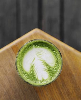 Food, Matcha Latte auf Holzuntergrund, Ansicht von oben Food, Matcha latte on wooden background top view Copyright: imageBROKER AntonxDobrea ibxiqx15522317.jpg