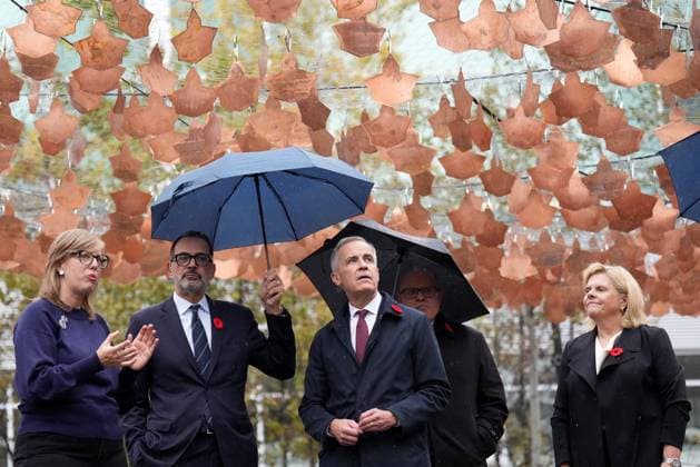 November 7, 2025, Toronto, On, CANADA: Prime Minister Mark Carney walks under an installation of copper maple leaf sculptures tours the Harbourfront Centre in Toronto, Friday, Nov. 7, 2025. Toronto CANADA  - ZUMAc35_ 20251107_zaf_c35_021 Copyright: xNathanxDenettex