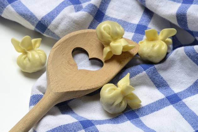 IMAGO Creative, Food, Dumplings Saccottini, italienische Pastasorte und Kochlöffel mit Herz, Teigware aus Italien Saccottini, type of Italian pasta and cooking spoon with heart, pasta from Italy Copyright: imageBROKER JürgenxPfeiffer ibxjpf15586455.jpg