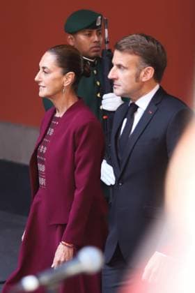(251107) -- MEXICO CITY, Nov. 7, 2025 -- Mexican President Claudia Sheinbaum (L) hosts a welcome ceremony for visiting French President Emmanuel Macron at the National Palace in Mexico City, Mexico, on Nov. 7, 2025. (Photo by Xinhua) MEXICO-MEXICO CITY-SHEINBAUM-MACRON-VISIT DanielxAugusto 