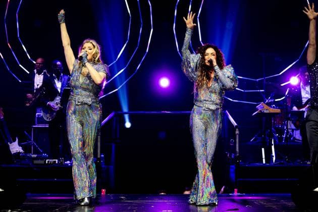AMSTERDAM Katja Schuurman and Babette van Veen during a performance of Het Grote Ademnood Discobal (The Big Breathlessness Disco Ball) at AFAS Live. The concert was held to celebrate the 30th anniversary of the number-one hit Ademnood (Breathlessness). ANP RAMON VAN FLYMEN netherlands out - belgium out  Copyright: xx x541515923x originalFilename: 541515923.jpg