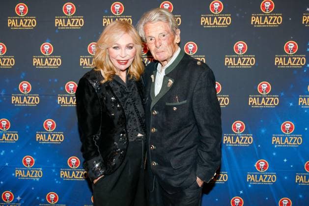 Gala-Premiere 2025 der Palazzo Dinner Show im Spiegelpalast in Berlin Berlin, 7.11.2025 Klaus Bresser mit Ehefrau Evelyn Bresser bei der Gala-Premiere 2025 der Palazzo Dinner Show im Spiegelpalast in Berlin Berlin Copyright: xMatthiasxGränzdörferx