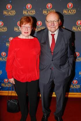 Gala-Premiere 2025 der Palazzo Dinner Show im Spiegelpalast in Berlin Berlin, 7.11.2025 Walter Momper und Ehefrau Anne Momper bei der Gala-Premiere 2025 der Palazzo Dinner Show im Spiegelpalast in Berlin Berlin Copyright: xMatthiasxGränzdörferx