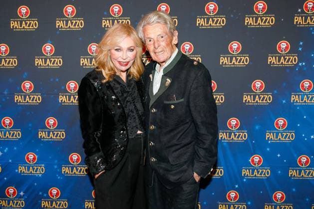 Gala-Premiere 2025 der Palazzo Dinner Show im Spiegelpalast in Berlin Berlin, 7.11.2025 Klaus Bresser mit Ehefrau Evelyn Bresser bei der Gala-Premiere 2025 der Palazzo Dinner Show im Spiegelpalast in Berlin Berlin Copyright: xMatthiasxGränzdörferx