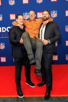 Empfang - BILD NFL TOUCHDOWN BERLIN - Markus Kuhn, Joe Thomas und Sebastian Vollmer beim BILD TOUCHDOWN BERLIN National Football League - Empfang, anlässlich des ersten regulären Saisonspiels der NFL Teams Indianapolis Colts vs. Atlanta Falcons am 07.11.2025 im Axel-Springer-Hochhaus in Berlin. Copyright: xEventpressxKochanx