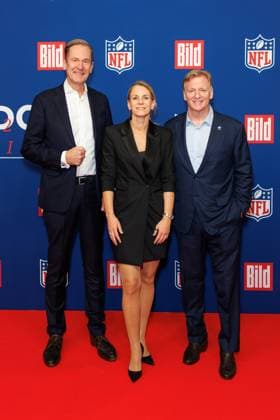 Empfang - BILD NFL TOUCHDOWN BERLIN - Mathias Döpfner, Carolin Hulshoff Pol und Roger Goodell beim BILD TOUCHDOWN BERLIN National Football League - Empfang, anlässlich des ersten regulären Saisonspiels der NFL Teams Indianapolis Colts vs. Atlanta Falcons am 07.11.2025 im Axel-Springer-Hochhaus in Berlin. Copyright: xEventpressxKochanx