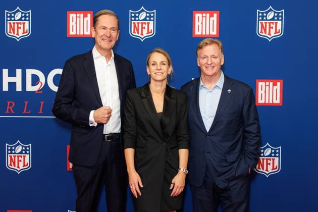 Empfang - BILD NFL TOUCHDOWN BERLIN - Mathias Döpfner, Carolin Hulshoff Pol und Roger Goodell beim BILD TOUCHDOWN BERLIN National Football League - Empfang, anlässlich des ersten regulären Saisonspiels der NFL Teams Indianapolis Colts vs. Atlanta Falcons am 07.11.2025 im Axel-Springer-Hochhaus in Berlin. Copyright: xEventpressxKochanx