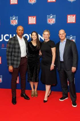 Empfang - BILD NFL TOUCHDOWN BERLIN - Shannon Joyner, Laura Lanier und Ryan Mucatel beim BILD TOUCHDOWN BERLIN National Football League - Empfang, anlässlich des ersten regulären Saisonspiels der NFL Teams Indianapolis Colts vs. Atlanta Falcons am 07.11.2025 im Axel-Springer-Hochhaus in Berlin. Copyright: xEventpressxKochanx