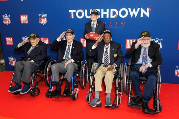 Entertainment Bilder des Tages Empfang - BILD NFL TOUCHDOWN BERLIN - Frank Arthur Athanason, Hilbert Hibby Margol, Fred J. Nungesser Jr., Enoch Woody Woodhouse und Gideon Kantor beim BILD TOUCHDOWN BERLIN National Football League - Empfang, anlässlich des ersten regulären Saisonspiels der NFL Teams Indianapolis Colts vs. Atlanta Falcons am 07.11.2025 im Axel-Springer-Hochhaus in Berlin. *** Reception BILD NFL TOUCHDOWN BERLIN Frank Arthur Athanason, Hilbert Hibby Margol, Fred J Nungesser Jr , Enoch Woody Woodhouse and Gideon Kantor at the BILD TOUCHDOWN BERLIN National Football League reception, on the occasion of the first regular season game of the NFL teams Indianapolis Colts vs Atlanta Falcons on 07 11 2025 at the Axel Springer Hochhaus in Berlin Copyright: xEventpressxKochanx