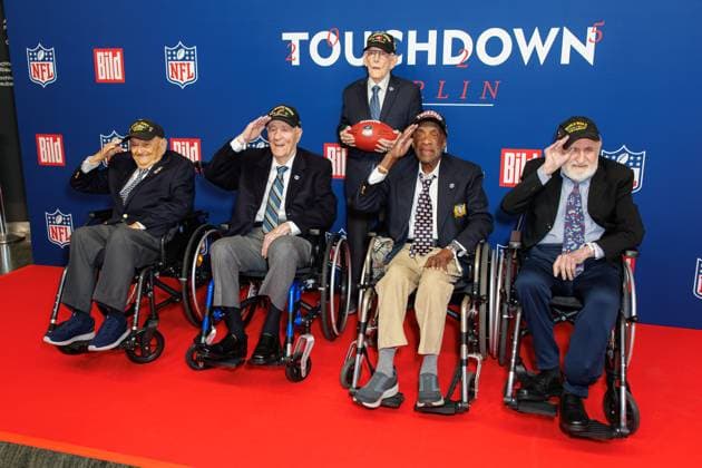 Empfang - BILD NFL TOUCHDOWN BERLIN - Frank Arthur Athanason, Hilbert Hibby Margol, Fred J. Nungesser Jr., Enoch Woody Woodhouse und Gideon Kantor beim BILD TOUCHDOWN BERLIN National Football League - Empfang, anlässlich des ersten regulären Saisonspiels der NFL Teams Indianapolis Colts vs. Atlanta Falcons am 07.11.2025 im Axel-Springer-Hochhaus in Berlin. Copyright: xEventpressxKochanx