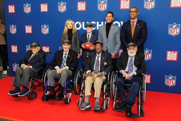 Empfang - BILD NFL TOUCHDOWN BERLIN - Frank Arthur Athanason, Hilbert Hibby Margol, Kathryn Edwards, Fred J. Nungesser Jr., Enoch Woody Woodhouse, Donnie Edwards, Gideon Kantor und Mike Rucker beim BILD TOUCHDOWN BERLIN National Football League - Empfang, anlässlich des ersten regulären Saisonspiels der NFL Teams Indianapolis Colts vs. Atlanta Falcons am 07.11.2025 im Axel-Springer-Hochhaus in Berlin. Copyright: xEventpressxKochanx