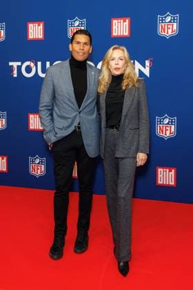 Empfang - BILD NFL TOUCHDOWN BERLIN - Donnie Edwards und Kathryn Edwards beim BILD TOUCHDOWN BERLIN National Football League - Empfang, anlässlich des ersten regulären Saisonspiels der NFL Teams Indianapolis Colts vs. Atlanta Falcons am 07.11.2025 im Axel-Springer-Hochhaus in Berlin. Copyright: xEventpressxKochanx
