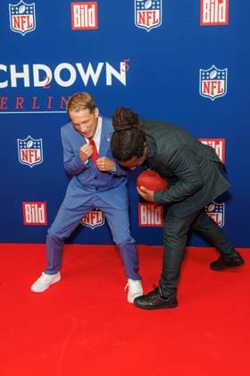 Empfang - BILD NFL TOUCHDOWN BERLIN - Oliver Pocher und Mola Adebisi beim BILD TOUCHDOWN BERLIN National Football League - Empfang, anlässlich des ersten regulären Saisonspiels der NFL Teams Indianapolis Colts vs. Atlanta Falcons am 07.11.2025 im Axel-Springer-Hochhaus in Berlin. Copyright: xEventpressxKochanx