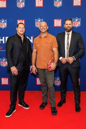 Empfang - BILD NFL TOUCHDOWN BERLIN - Markus Kuhn, Joe Thomas und Sebastian Vollmer beim BILD TOUCHDOWN BERLIN National Football League - Empfang, anlässlich des ersten regulären Saisonspiels der NFL Teams Indianapolis Colts vs. Atlanta Falcons am 07.11.2025 im Axel-Springer-Hochhaus in Berlin. Copyright: xEventpressxKochanx