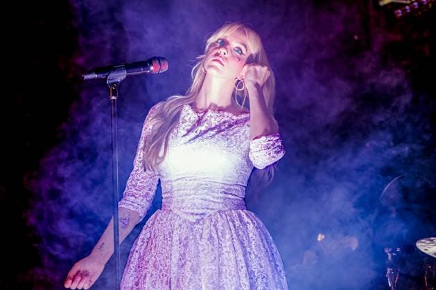 Sunday (1994) Live In Concert at Future Yard in Birkenhead, UK - 7 Nov 2025 Lead singer, Paige Turner of Anglo-American band Sunday (1994) performs live at a Concert at Future Yard, Birkenhead. Birkenhead United Kingdom Copyright: xAndyxVonxPipx xSOPAxImagesx Sunday-1994-Andy-Von-Pip-01