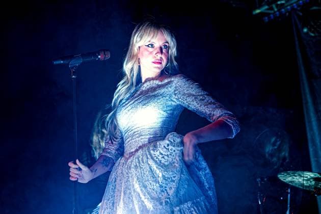Entertainment Bilder des Tages Sunday (1994) Live In Concert at Future Yard in Birkenhead, UK - 7 Nov 2025 Lead singer, Paige Turner of Anglo-American band Sunday (1994) performs live at a Concert at Future Yard, Birkenhead. Birkenhead United Kingdom Copyright: xAndyxVonxPipx xSOPAxImagesx Sunday-1994-Andy-Von-Pip-03