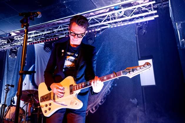 Sunday (1994) Live In Concert at Future Yard in Birkenhead, UK - 7 Nov 2025 Guitarist, Lee Newall of Anglo-American band Sunday (1994) perform live at a Concert at Future Yard, Birkenhead. Birkenhead United Kingdom Copyright: xAndyxVonxPipx xSOPAxImagesx Sunday-1994-Andy-Von-Pip10jpg